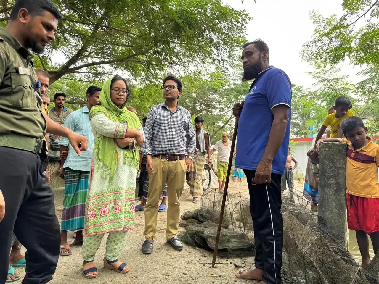 মোল্লাহাটে ৩৫টি চায়না দুয়ারি জব্দ করে বিনষ্ট করা হয়ছে।