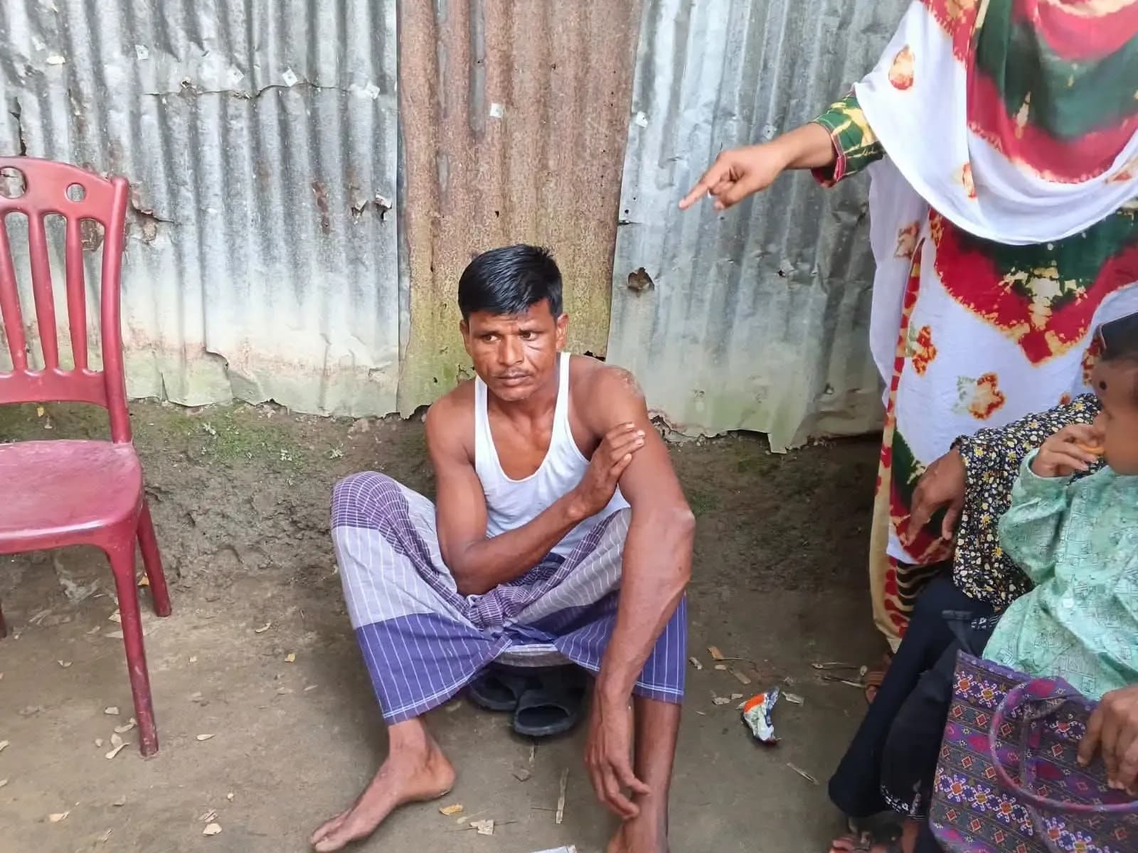 রুহিয়ায় পরকীয়ার অভিযোগে সফিকুল নামে এক ব্যক্তি জনতার হাতে আটক