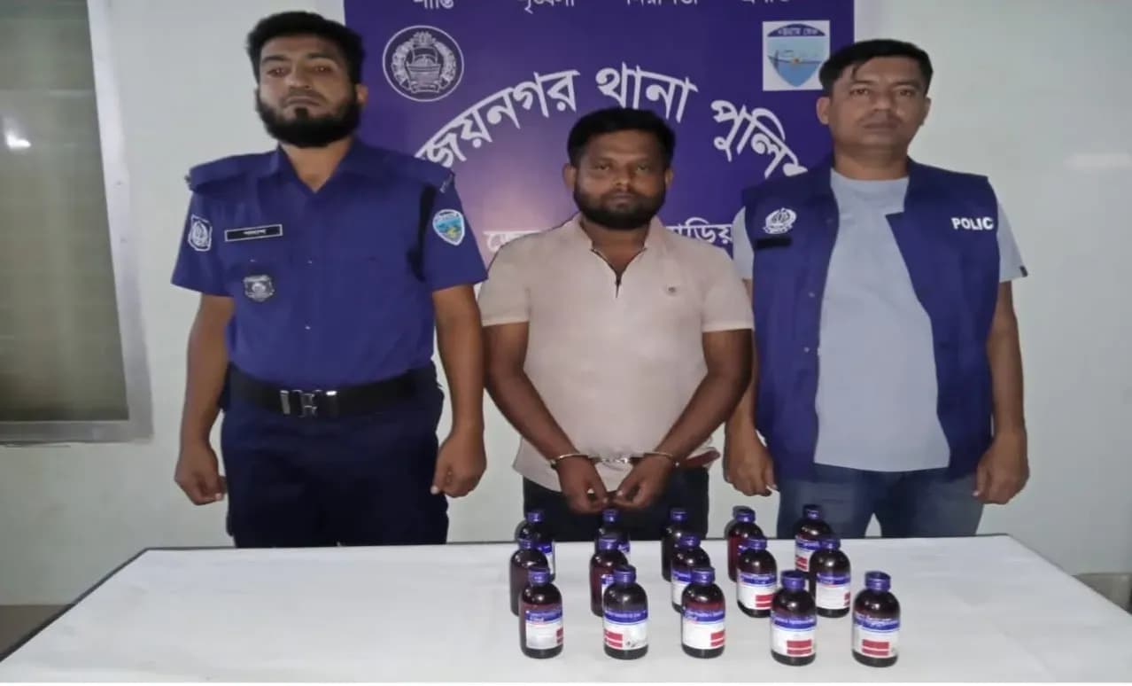 সিঙ্গারবিলে ১৫ বোতল স্কফসহ মাদক কারবারি গ্রেপ্তার