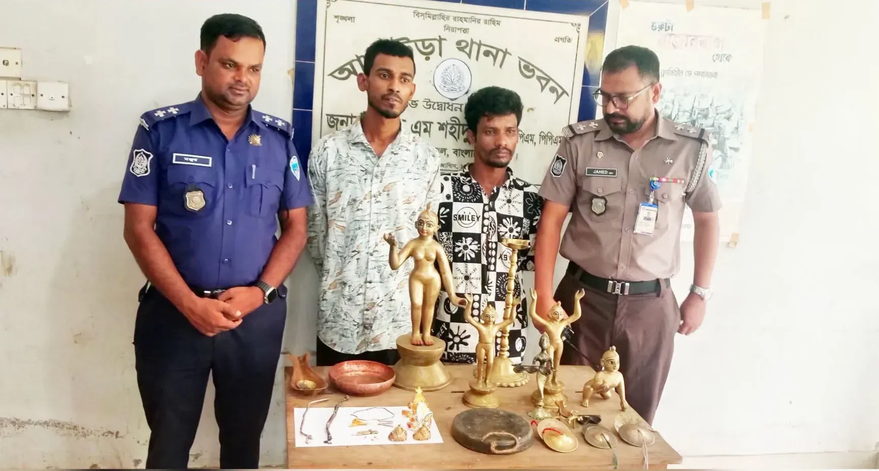 আখাউড়া রাধামাধব মন্দিরে মূর্তি ও স্বর্ণালংকার চুরির ঘটনায় ১৭ ঘণ্টার মধ্যে দুই জন গ্রেপ্তার, মালামাল উদ্ধার