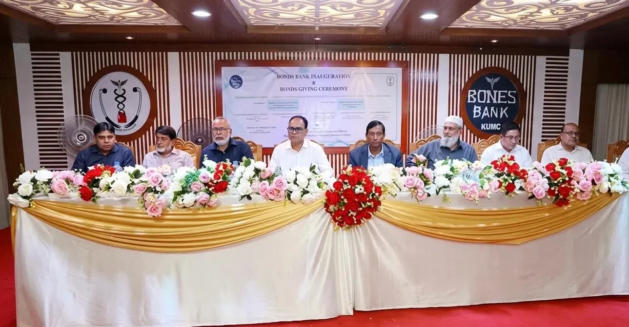 মেডিকেল শিক্ষার্থীদের হাতে মানব কঙ্কাল, কুষ্টিয়া মেডিকেল কলেজে ব্যতিক্রমী উদ্যোগ।