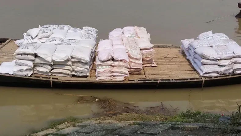 পদ্মার নৌপথে পাচারের আগেই ৯২৫০ কেজি সার বিজিবি কর্তৃক জব্দ ।