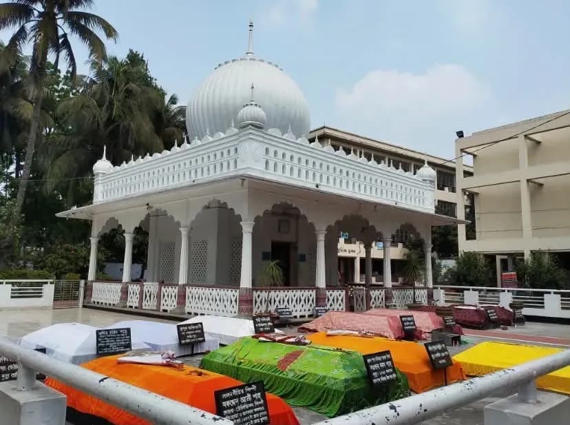 লালন স্মরণোৎসব ঘিরে ছেঁউড়িয়ায় বাউল-ভক্তদের ঢল, নিরাপত্তায় বিশেষ প্রস্তুতি।