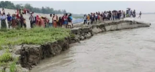 পদ্মায় মর্মান্তিক ভাঙন;চোখের সামনেই তলিয়ে গেল শিশু নূরিয়া, বাঁচল জামিলা।