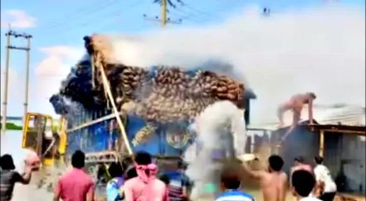 দৌলতপুরে শর্ট সার্কিটে পাটবোঝাই ট্রাকে আগুন, পুড়ল ৩০০ মণ পাট।